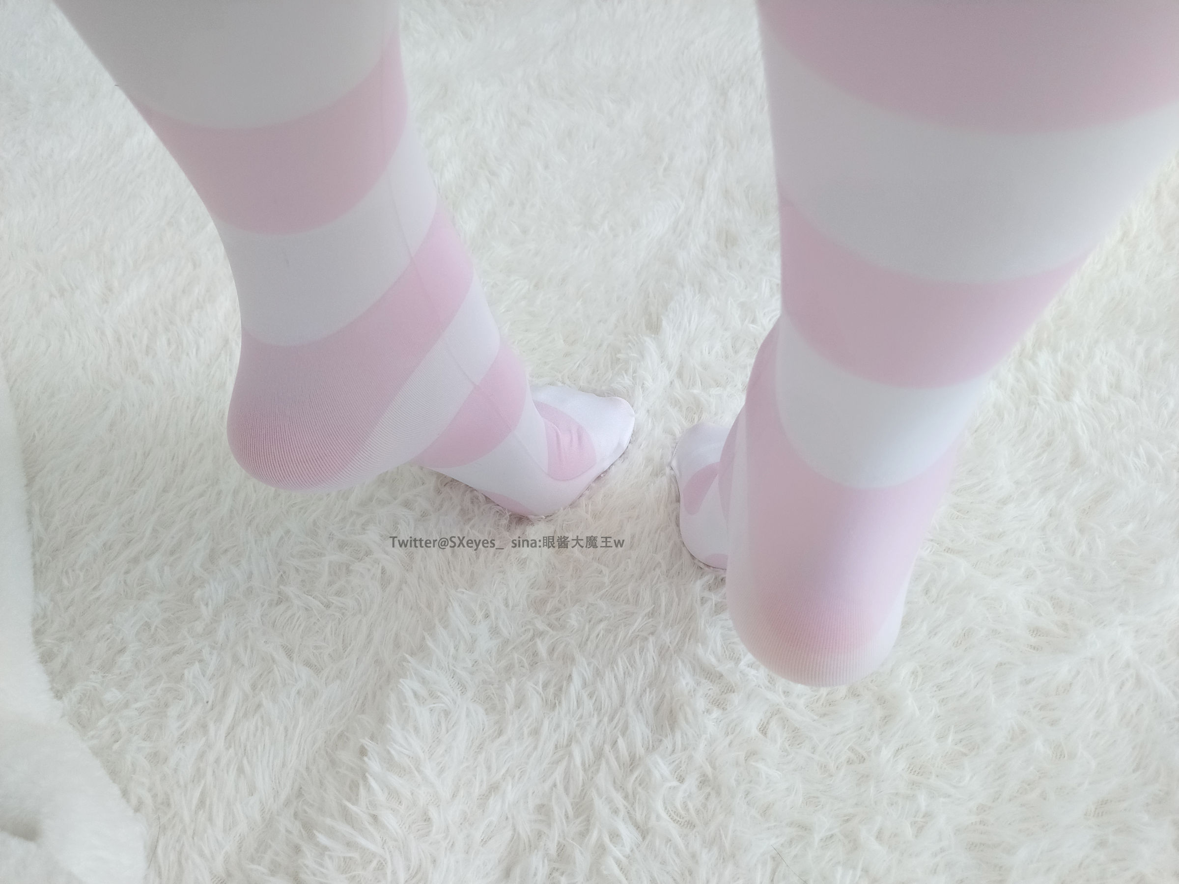 [COS福利] 萌妹子眼酱大魔王w - 粉色条纹袜