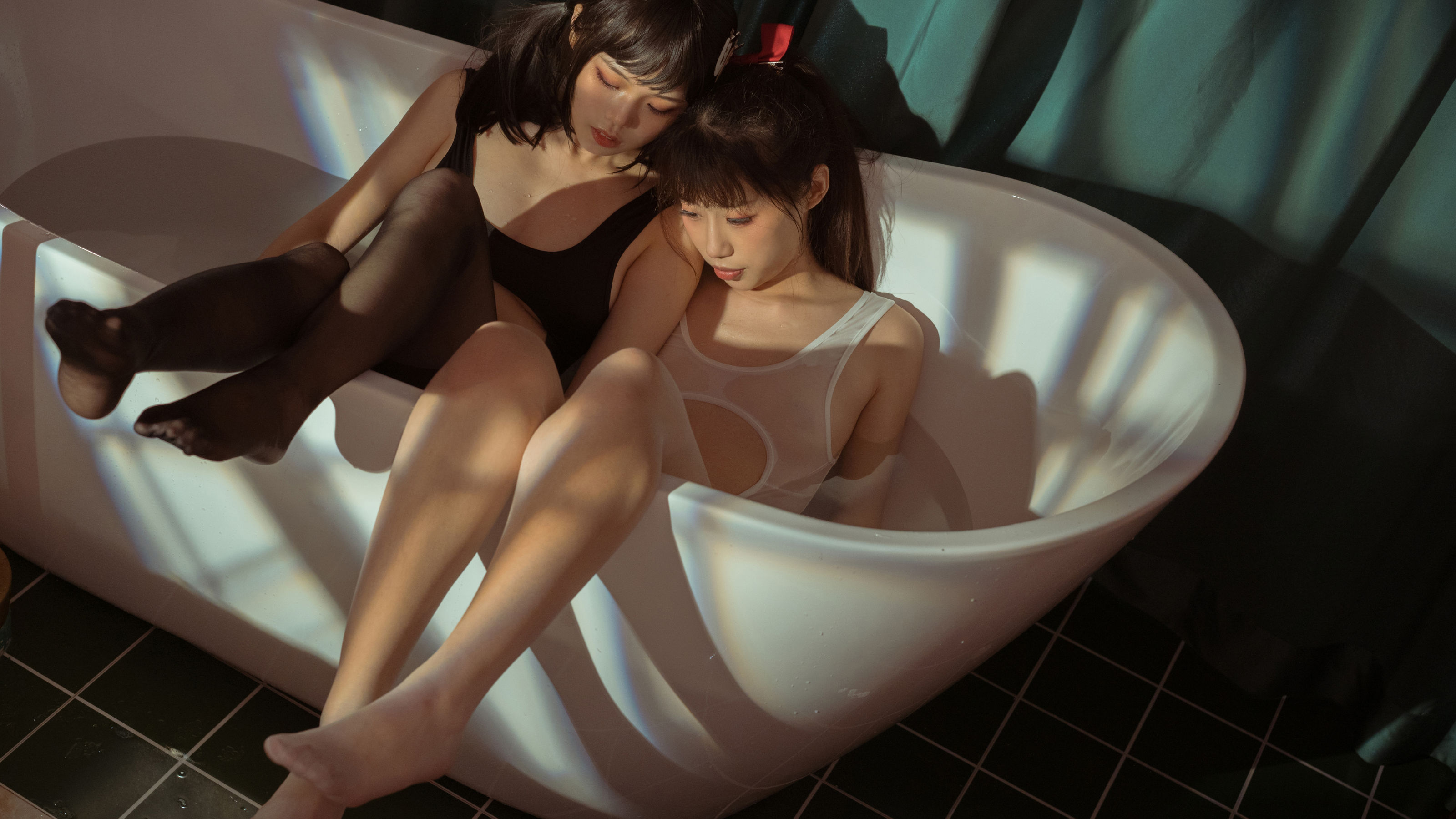 [Cosplay] 七月喵子 - 黑白双人浴缸