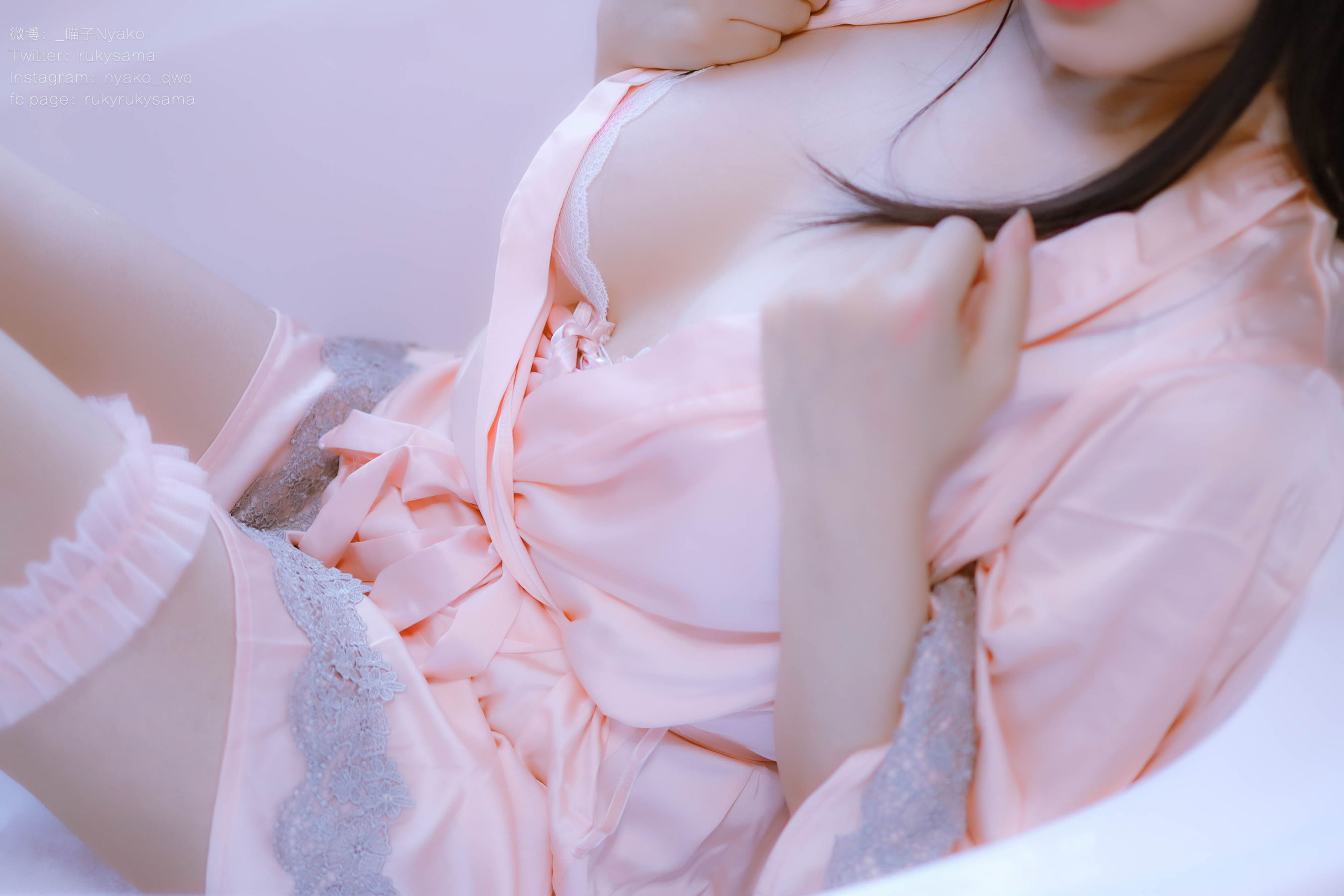 [网红COSER写真] 萌妹子Nyako喵子 - 妄想彼女との同棲生活 之 粉嫩丝绸睡衣