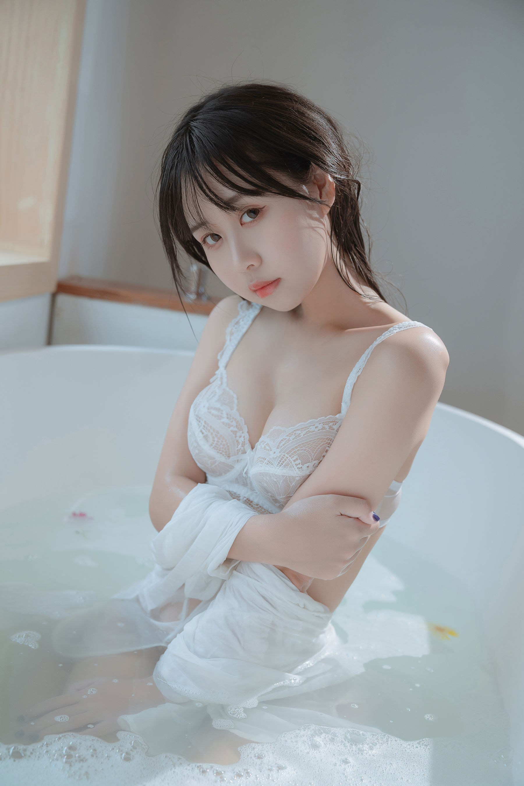 [COS福利] 阳光美少女萌芽儿o0 - 浴缸