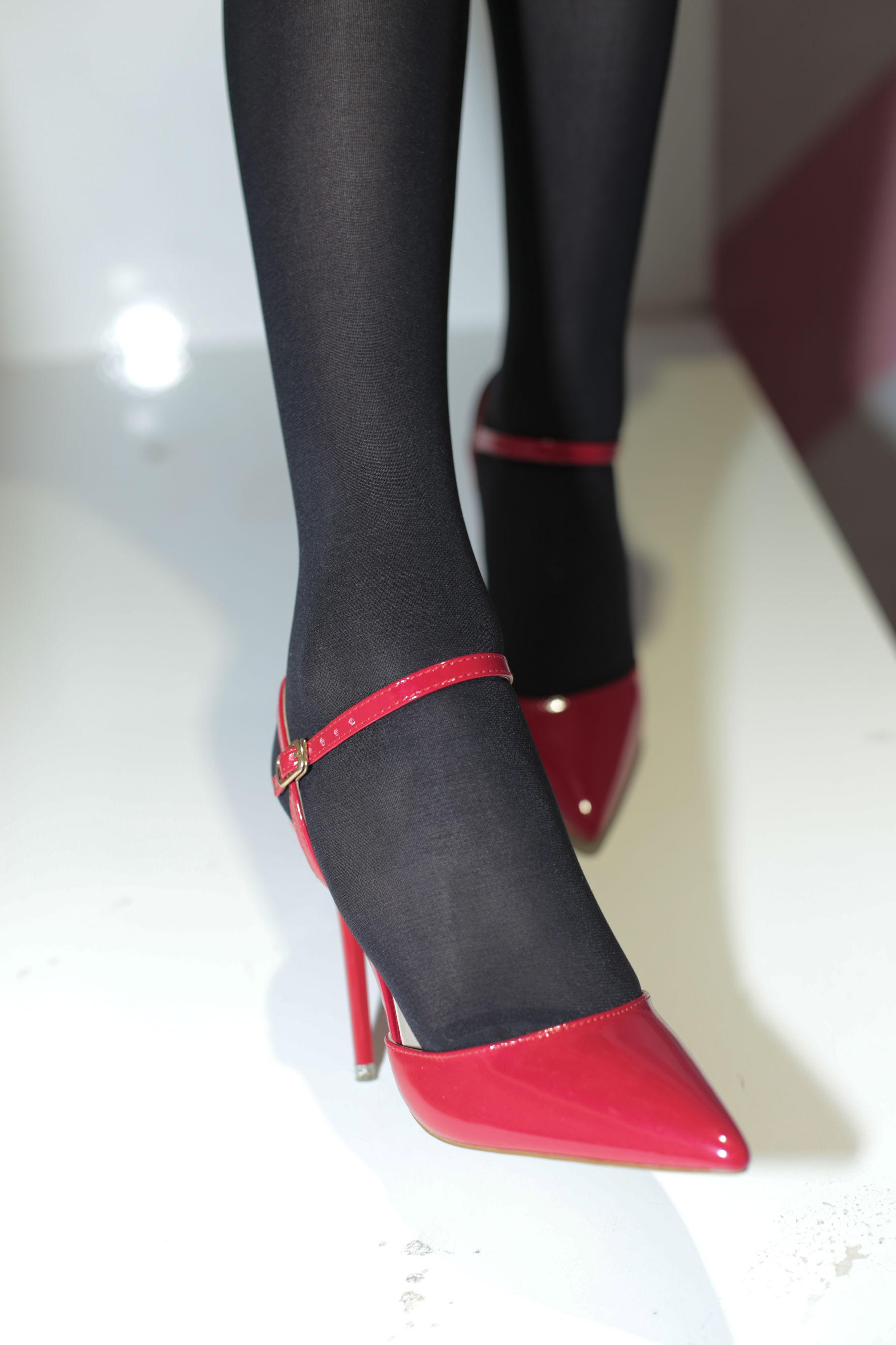 [奈丝] NO.077 猫璃 纯黑的丝 正红的鞋