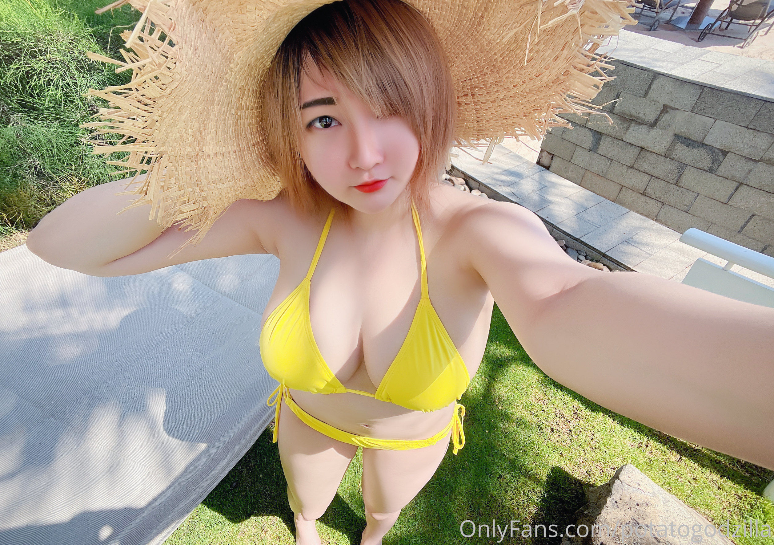[网红COSER写真] Coser小姐姐Potato Godzilla - Yellow Bikini