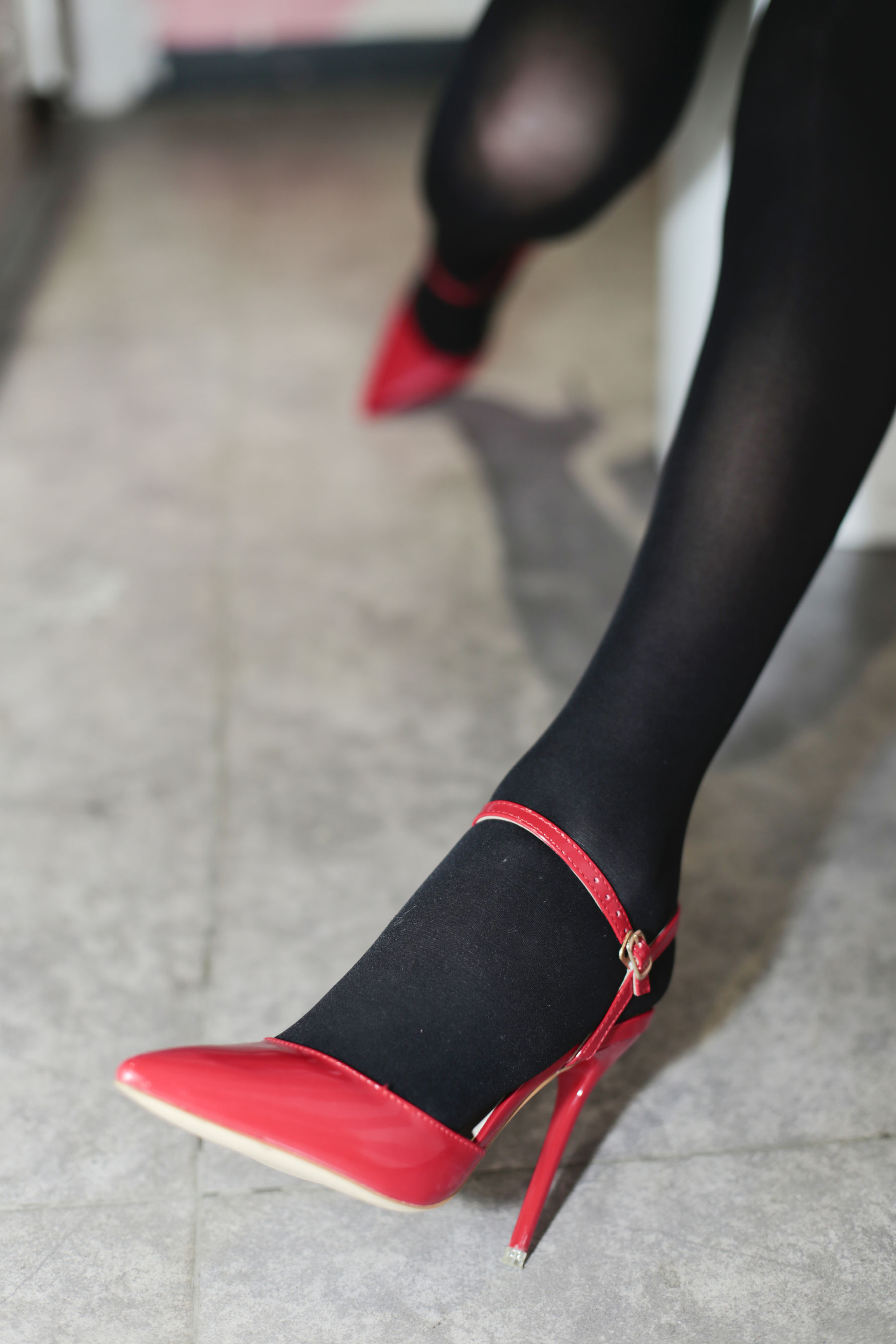 [奈丝] NO.077 猫璃 纯黑的丝 正红的鞋