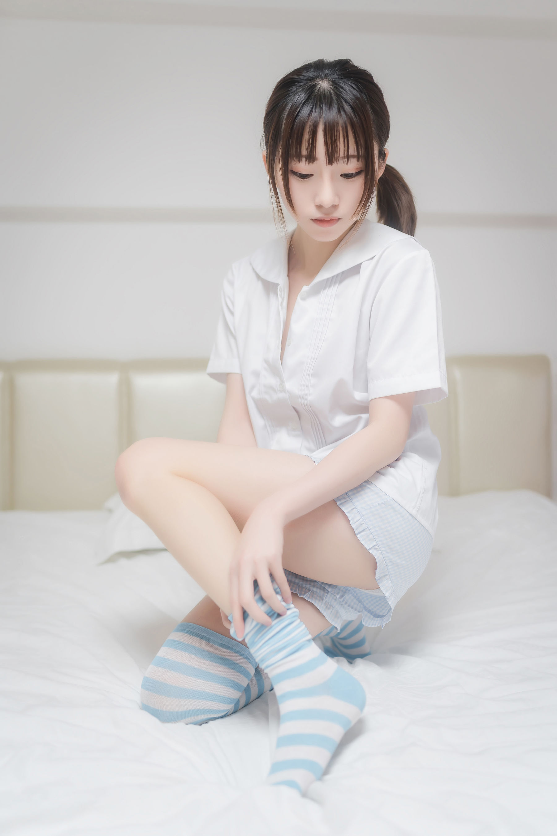[Cosplay] 动漫博主Kitaro_绮太郎 - 蓝白条纹袜