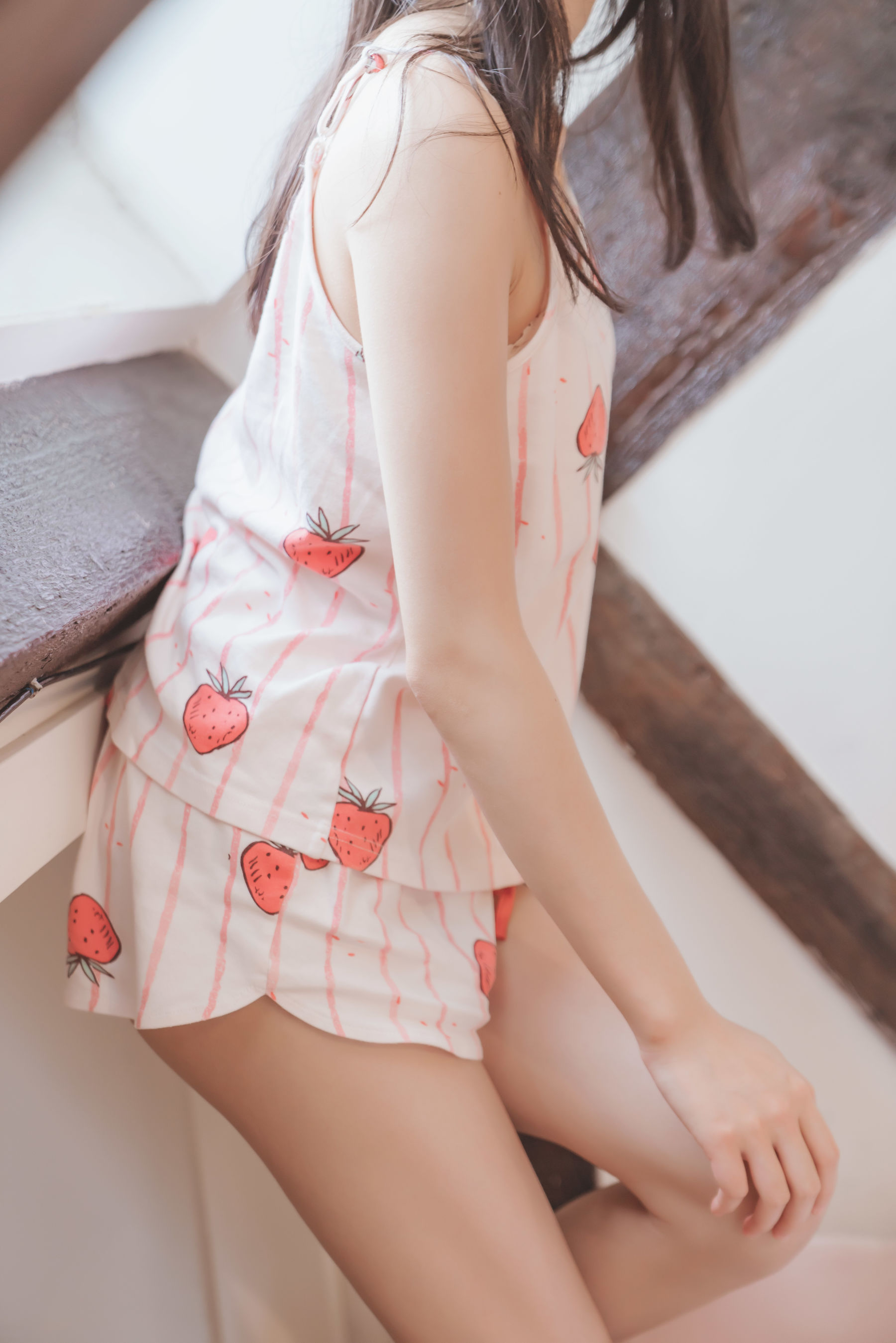 [COS福利] 桜桃喵 - 甜甜之唇边小草莓