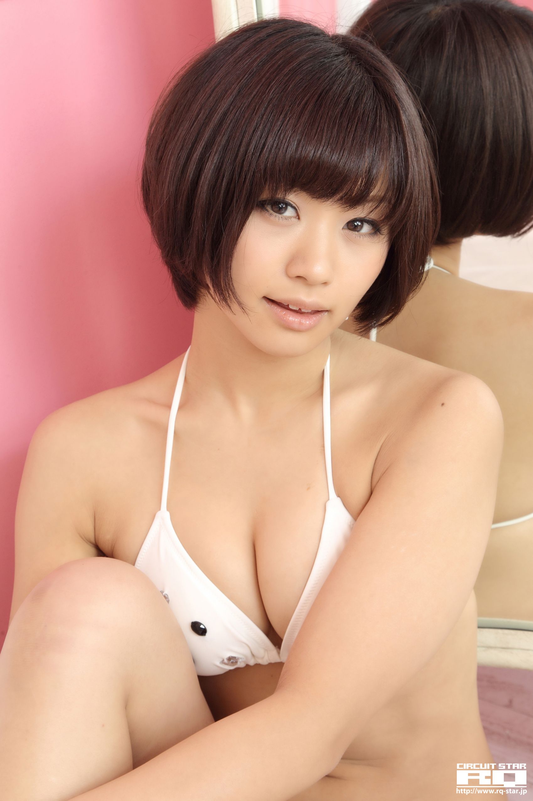 [RQ-STAR] NO.00609 安枝瞳 Hitomi Yasueda Swim Suits 写真集