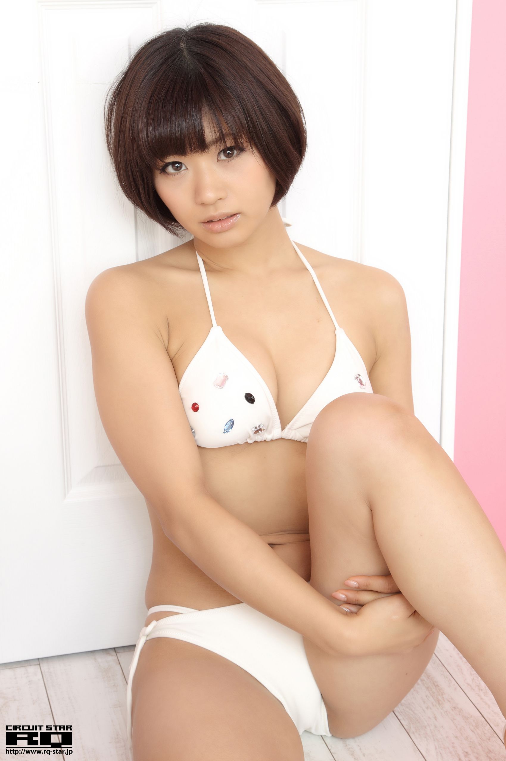 [RQ-STAR] NO.00609 安枝瞳 Hitomi Yasueda Swim Suits 写真集