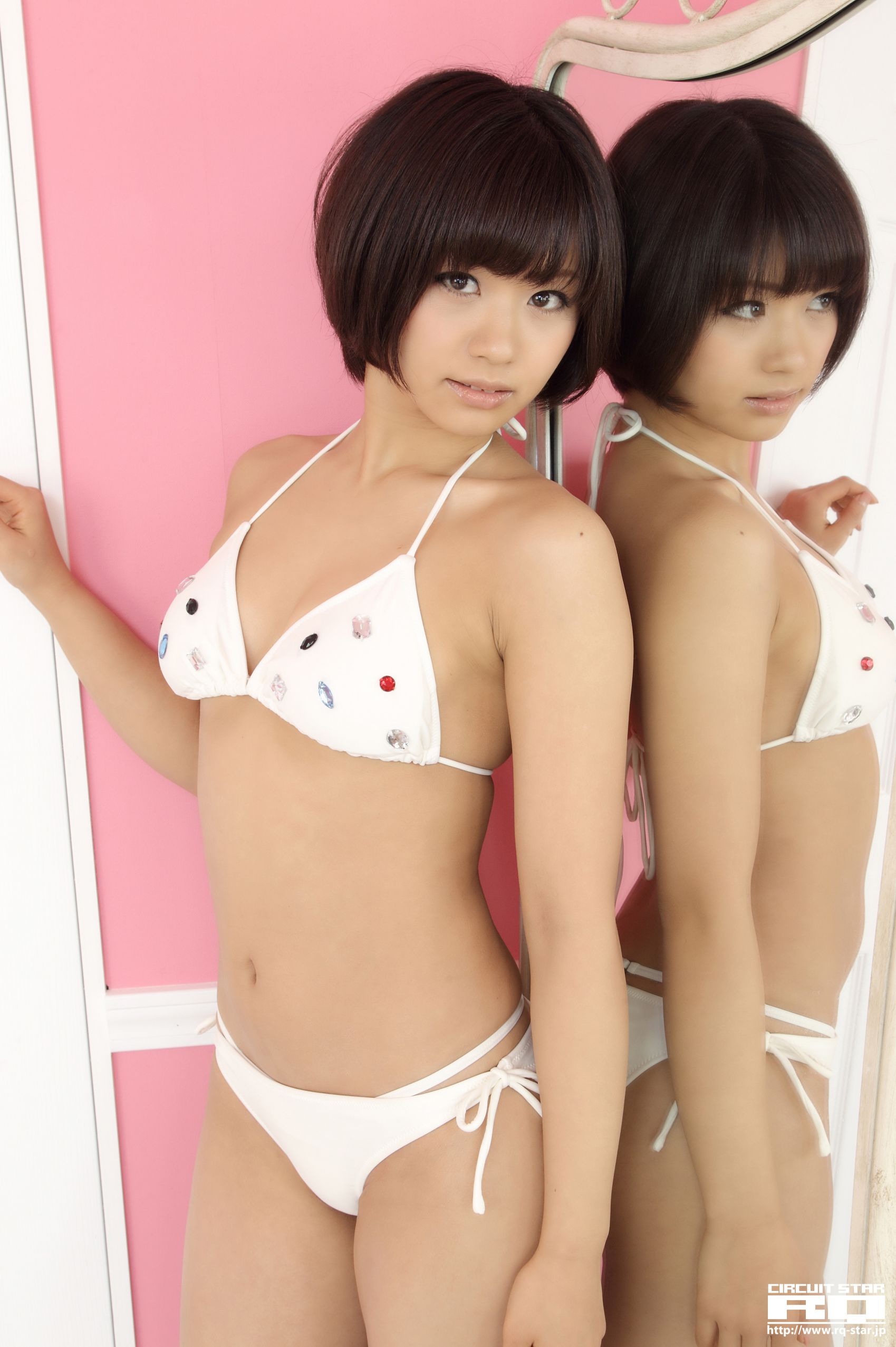 [RQ-STAR] NO.00609 安枝瞳 Hitomi Yasueda Swim Suits 写真集