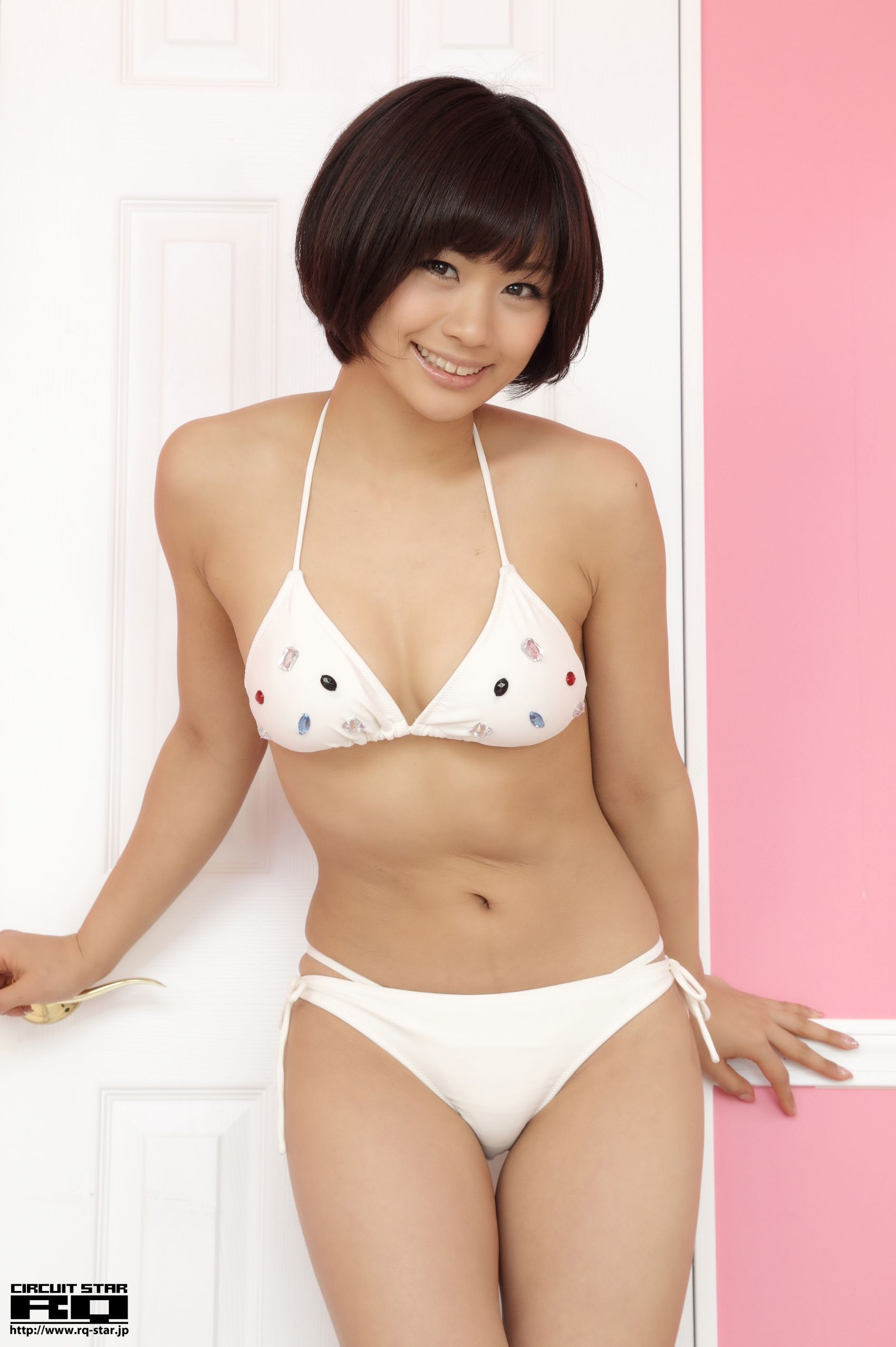 [RQ-STAR] NO.00609 安枝瞳 Hitomi Yasueda Swim Suits 写真集