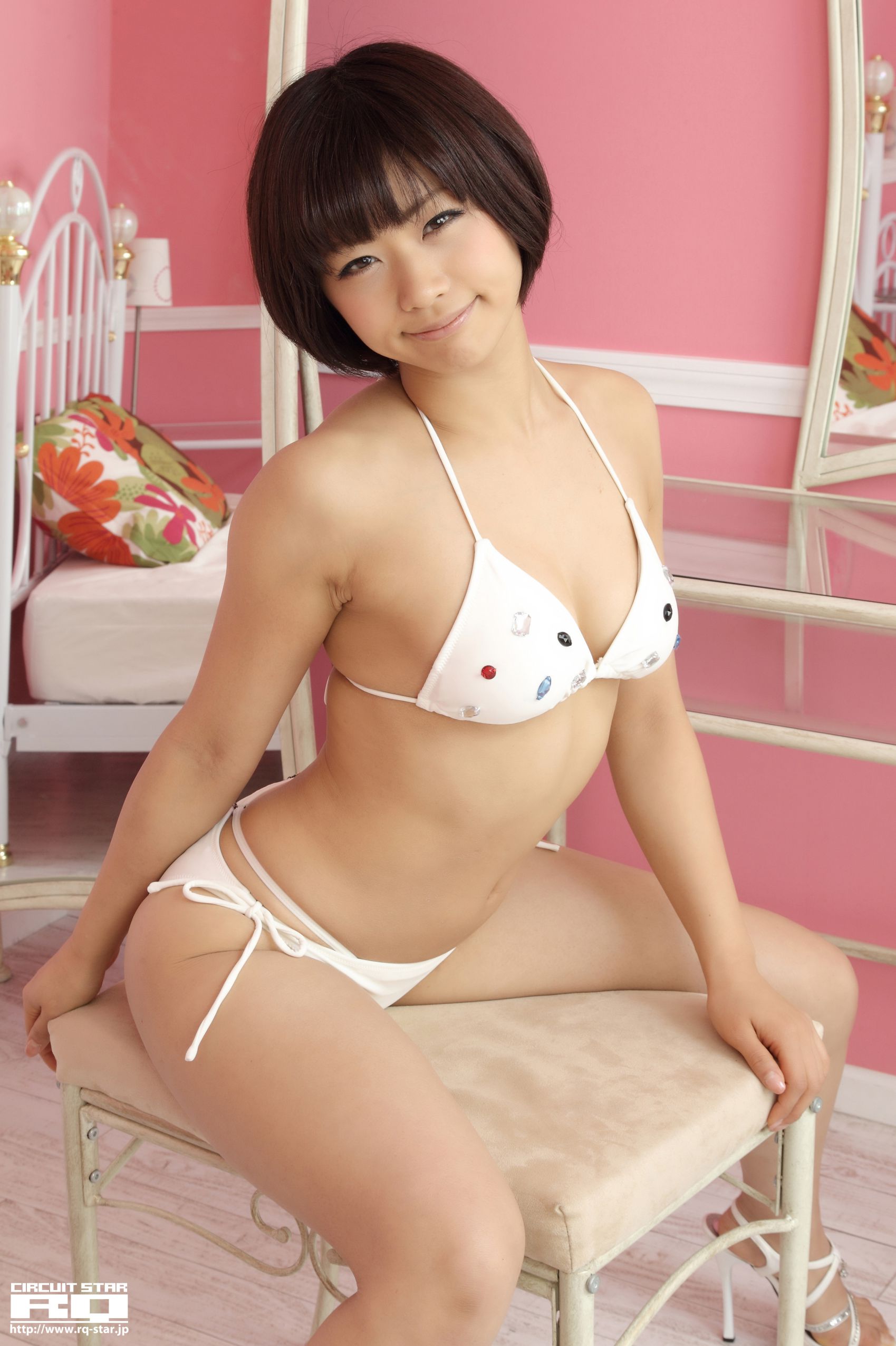 [RQ-STAR] NO.00609 安枝瞳 Hitomi Yasueda Swim Suits 写真集