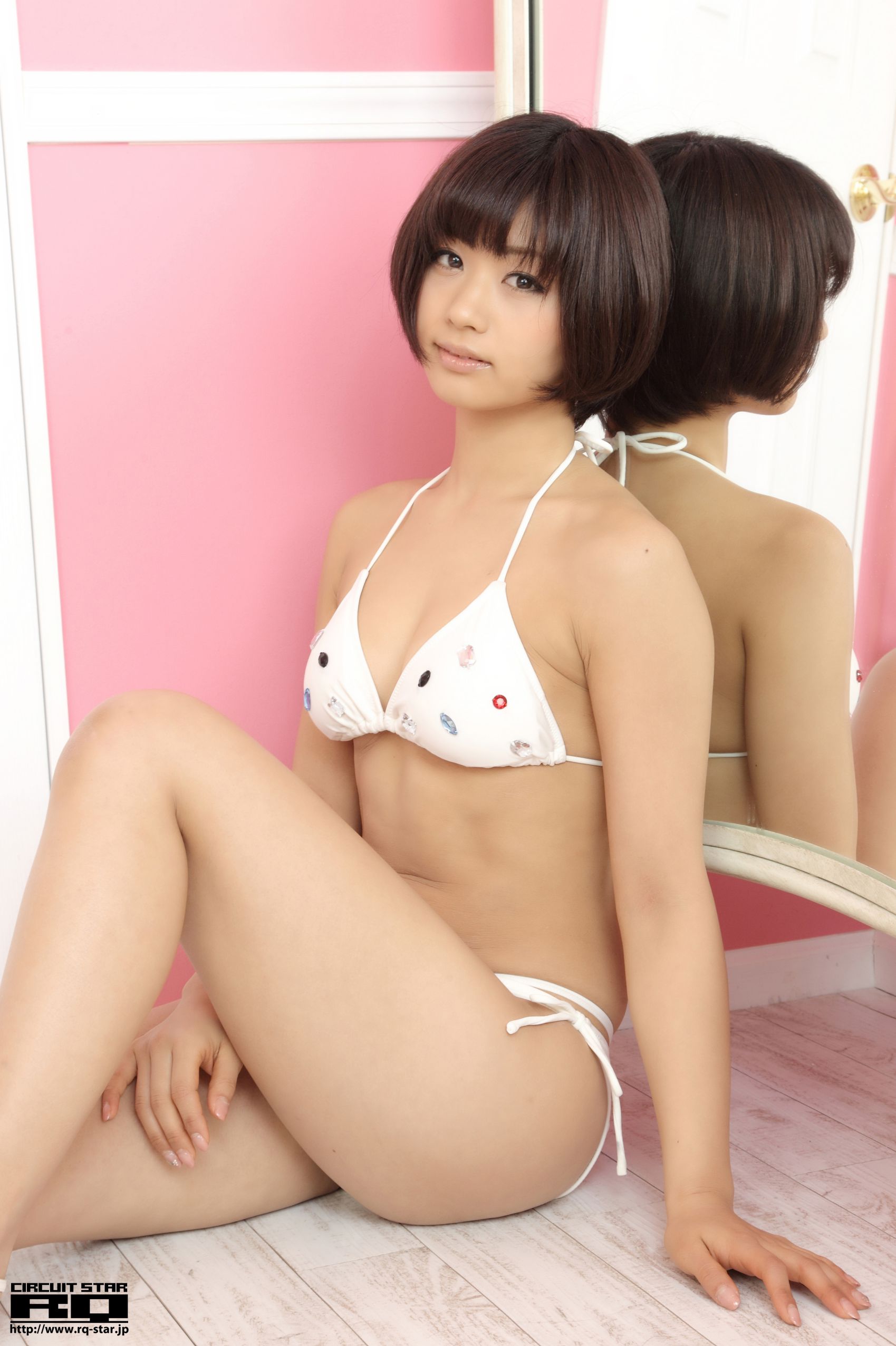 [RQ-STAR] NO.00609 安枝瞳 Hitomi Yasueda Swim Suits 写真集