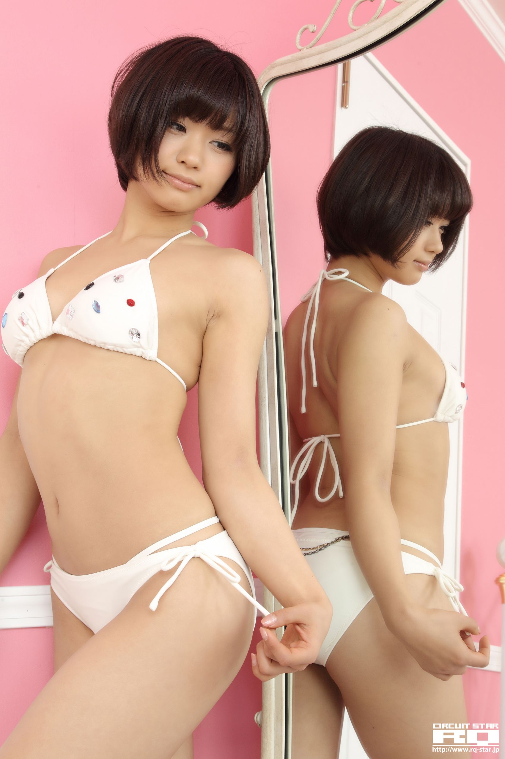 [RQ-STAR] NO.00609 安枝瞳 Hitomi Yasueda Swim Suits 写真集