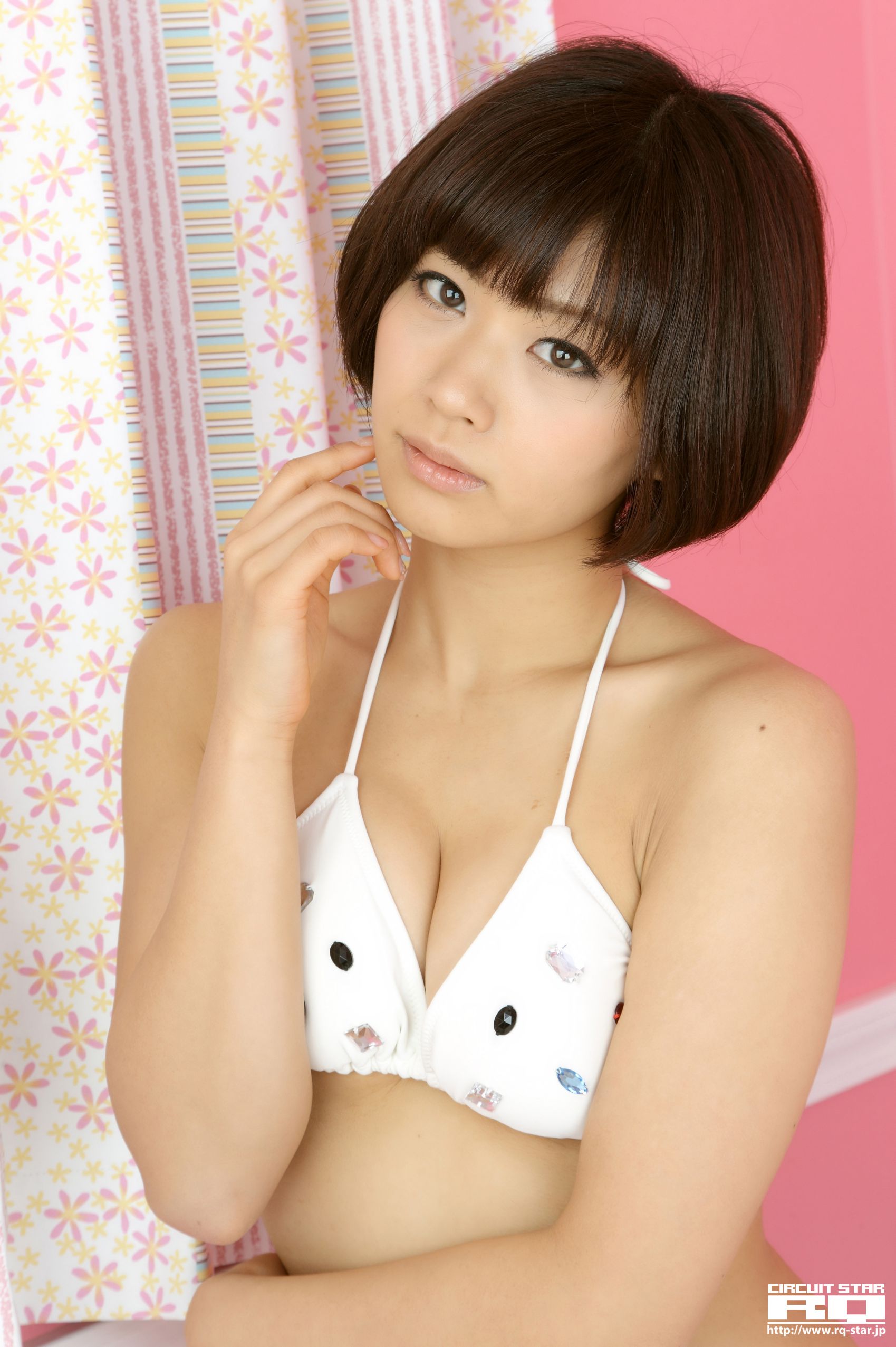 [RQ-STAR] NO.00609 安枝瞳 Hitomi Yasueda Swim Suits 写真集