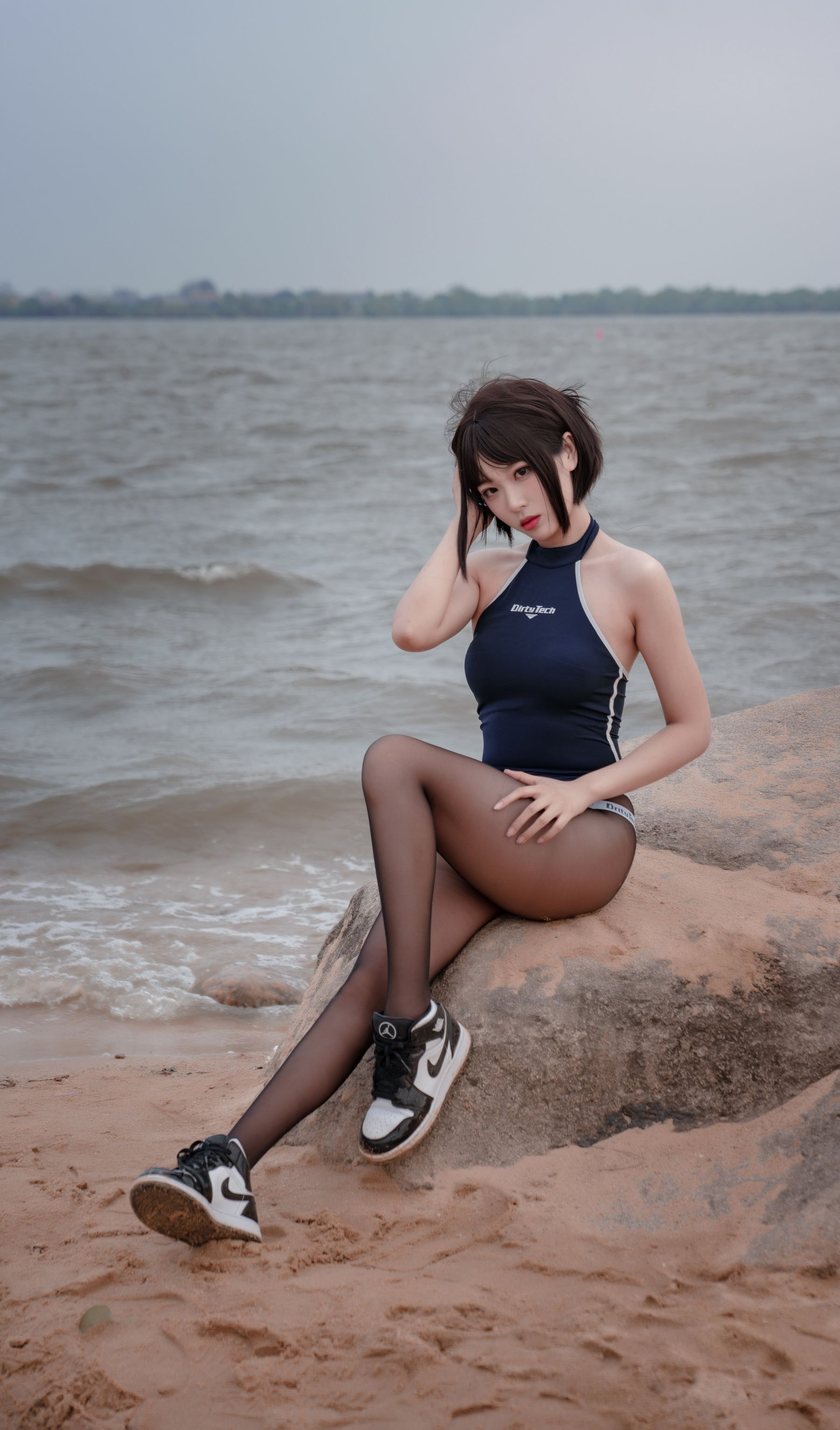 [福利COS] 轩萧学姐 - 沙滩竞泳
