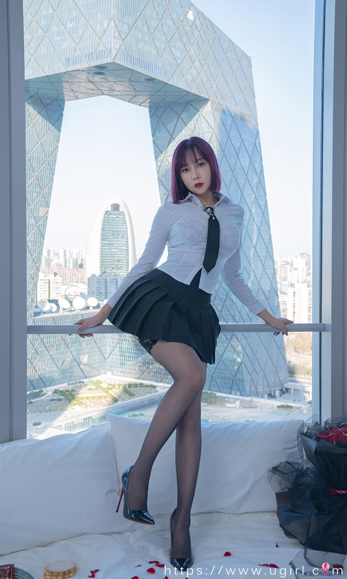 [爱尤物Ugirls] No.2320 果儿Victoria 衬衫之下