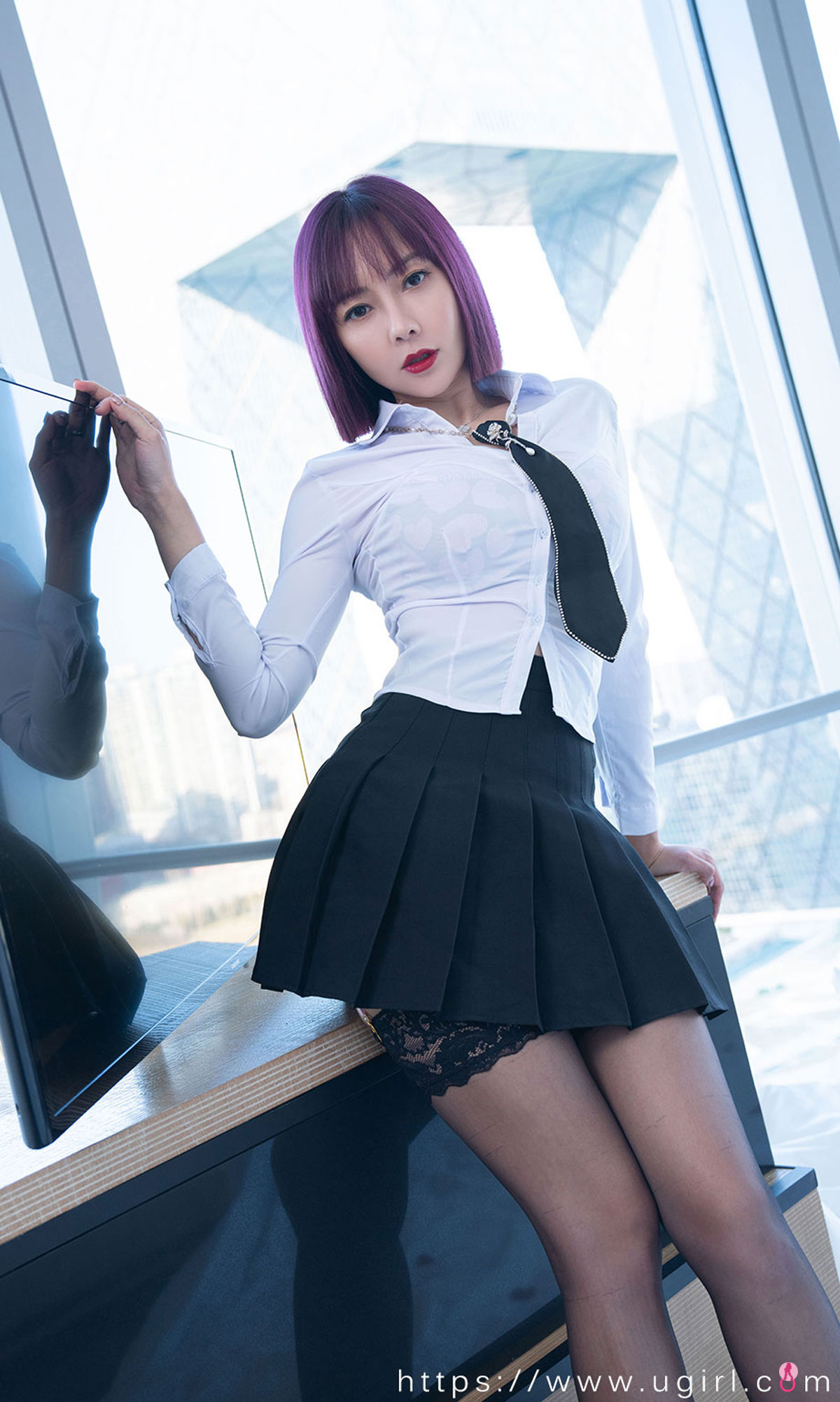 [爱尤物Ugirls] No.2320 果儿Victoria 衬衫之下