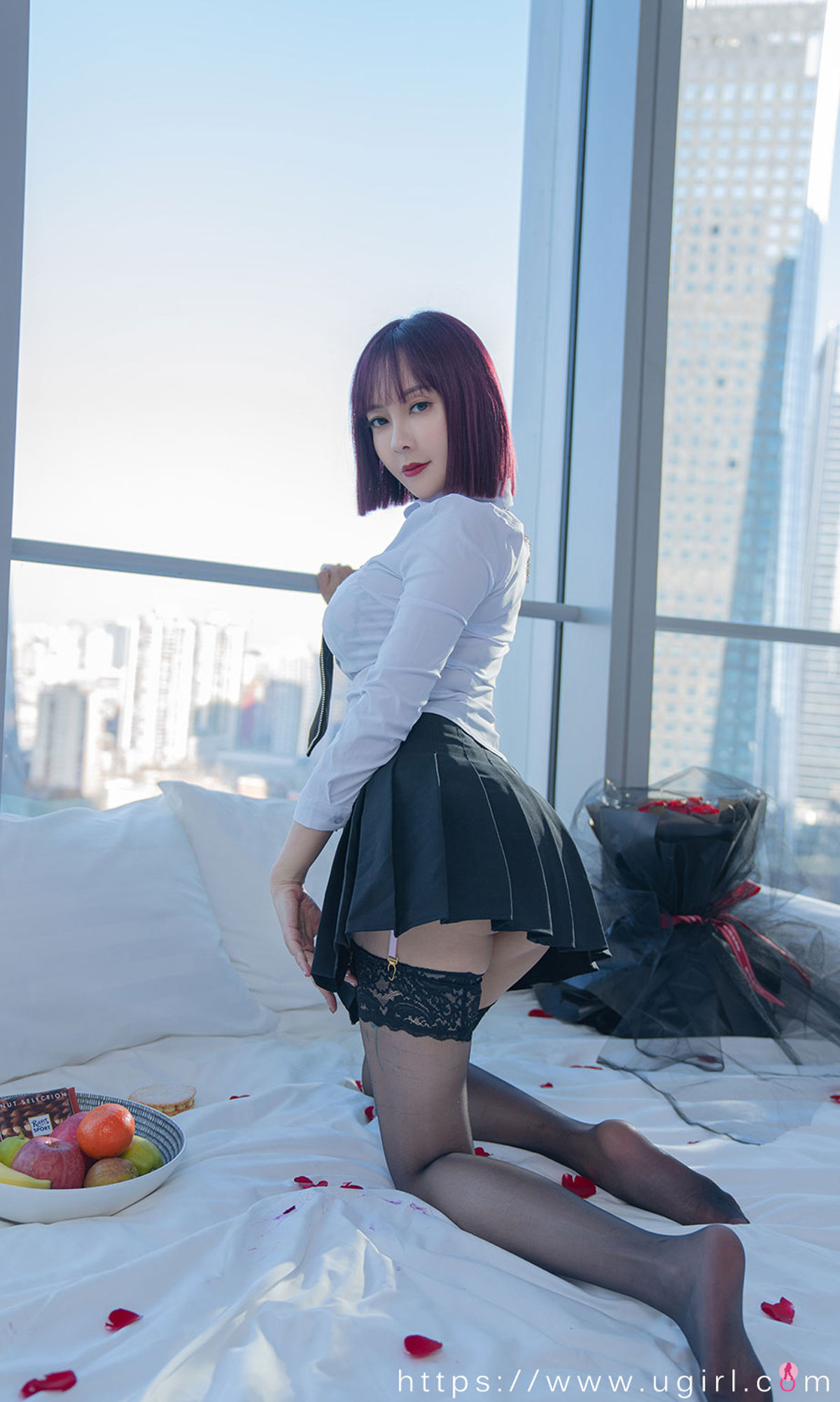 [爱尤物Ugirls] No.2320 果儿Victoria 衬衫之下